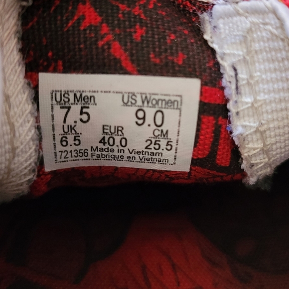 Vans x Marvel Spider-Man Slip ons - Picture 6 of 10